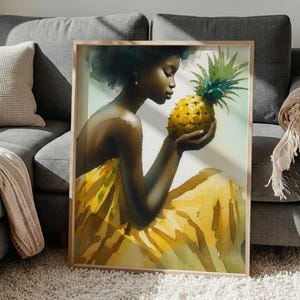 Könnte beinhalten: Aquarelldruck einer Person, die eine Ananas hält. Die Person trägt ein gelbes Kleid. Die Ananas ist gelb mit grünen Blättern. Die Kunst ist in einem hellen Holzrahmen gerahmt.