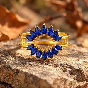 Ringskydd i markisblå safir, kronförstärkare i gult guld, födelsesten i september, brudsjal i bröllop, jubileumspresent till henne