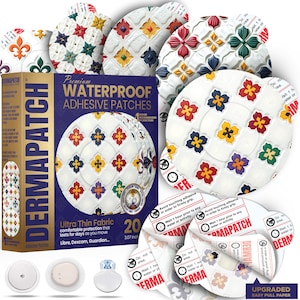 Op de afbeelding: Een doosje waterdichte DERMAPATCH zelfklevende pleisters met een bloemenmotief. Op de doos staat "Ultra Thin Fabric" en "20" pleisters. De pleisters zijn wit met kleurrijke bloempatronen en hebben een diameter van 7,8 cm.