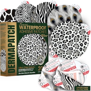 Op de afbeelding: Een doos Dermapatch waterdichte zelfklevende pleisters met diverse dierenprints, waaronder luipaard-, zebra- en giraffepatronen. De pleisters zijn gemaakt van ultradunne stof en meten 7,8 cm.