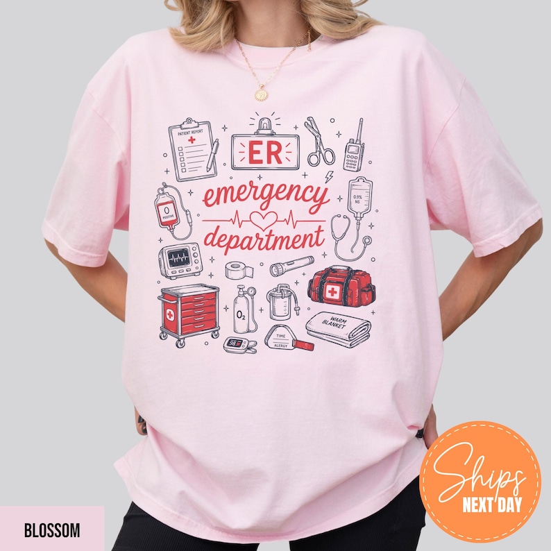 Puede incluir: Una camiseta rosa claro con un estampado gr&aacute;fico de equipo m&eacute;dico y el texto "ER emergency department" junto a un coraz&oacute;n. Las ilustraciones incluyen un portapapeles, tijeras, radio, bolsa de suero, estetoscopio, carrito m&eacute;dico, tanque de ox&iacute;geno y bolsa.