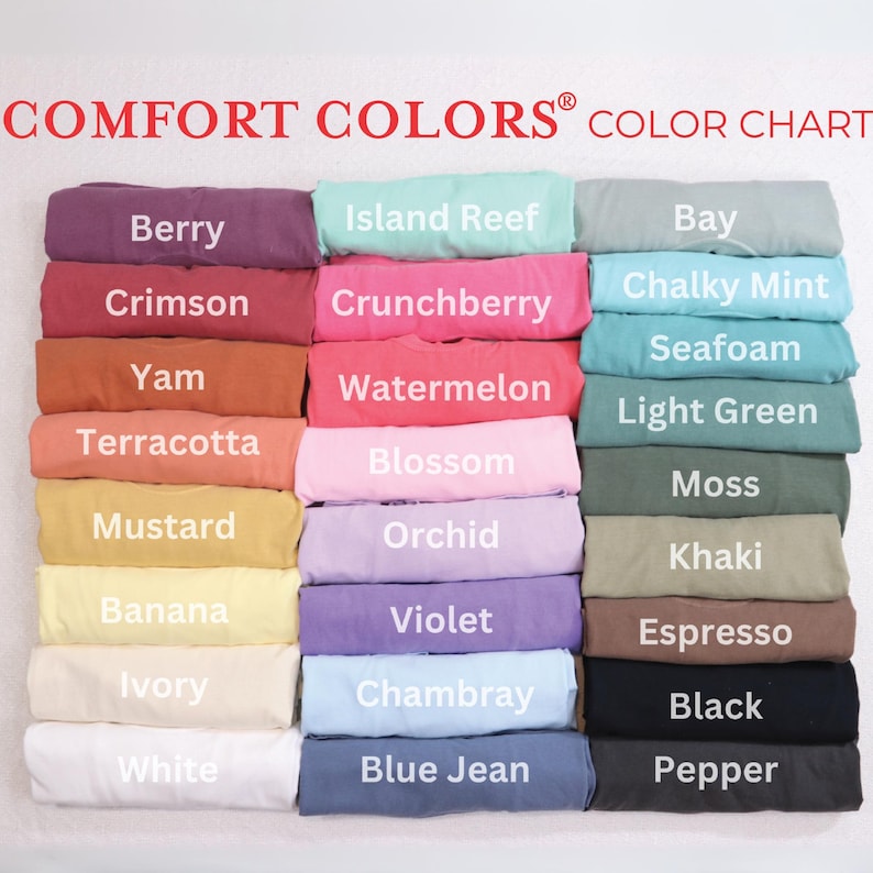 Puede incluir: Una carta de colores Comfort Colors que muestra muestras de tela dobladas en varios tonos, incluyendo Berry, Crimson, Yam, Terracotta, Mustard, Banana, Ivory, White, Island Reef, Crunchberry, Watermelon, Blossom, Orchid, Violet, Chambray, Blue Jean, Bay, Chalky Mint, Seafoam, Light Green, Moss, Khaki, Espresso, Black y Pepper.