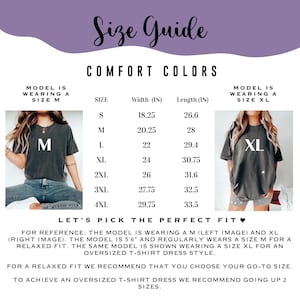 Puede incluir: Una tabla de gu&iacute;a de tallas para camisetas Comfort Colors con dos im&aacute;genes de un modelo usando tallas M y XL. La tabla enumera anchos y largos en pulgadas para tallas de S a 4XL. El texto incluye Size Guide, Comfort Colors y recomendaciones.