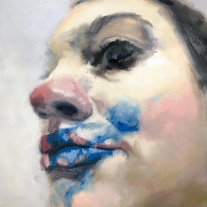 Natalia – origineel olieverfportret, grote hedendaagse beeldende kunst van 36 x 36, gedurfd abstract realisme, blauw accent expressionistische kunst aan de muur