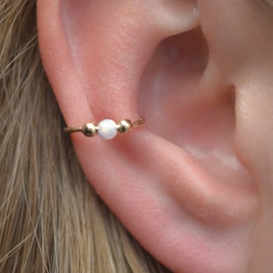 Opalpärlorörhängen • Guld eller silver • Vit eller blå opal • Ingen piercing • EC316