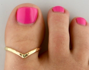 Chevron • Adjustable Big Toe Ring • Big Toe Ring • Toe Ring • Sized Toe Ring • Hammered V Toe Ring • Toe Rings • Gold Toe Ring • TR14-H-XL