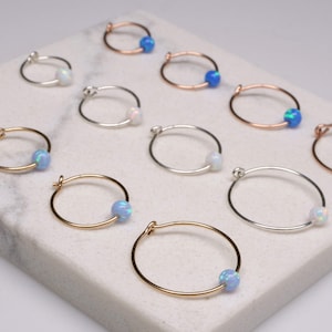 Winzige Opal-Creolen • Opal-Creolen • Kleine Creolen • Einseitig oder paarweise • Kleine Gold-Creolen • Huggie-Creolen • Lose Perlen-Creolen