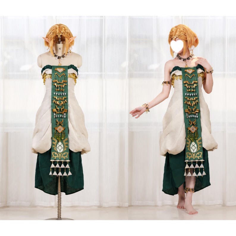 Op de afbeelding: Een kostuum bestaande uit een cr&egrave;mekleurig strapless lijfje en een donkergroene rok. Een lange, groene tabard in het midden is versierd met goudkleurige geometrische metalen accenten en bungelende witte driehoekige bedels. Inclusief blonde pruik.