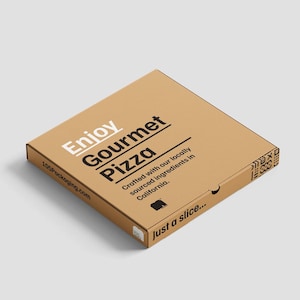 Puede incluir: Caja de pizza cuadrada cerrada de cartón marrón. La caja presenta las palabras "Enjoy Gourmet Pizza" en blanco y negro, junto con texto sobre ingredientes de origen local en California. También es visible el sitio web 105Packaging.com.