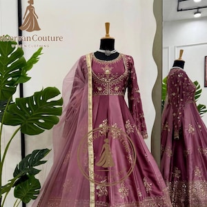 Vestido Anarkali de satén malva: vestido de novia indio, bordado con hilo y lentejuelas