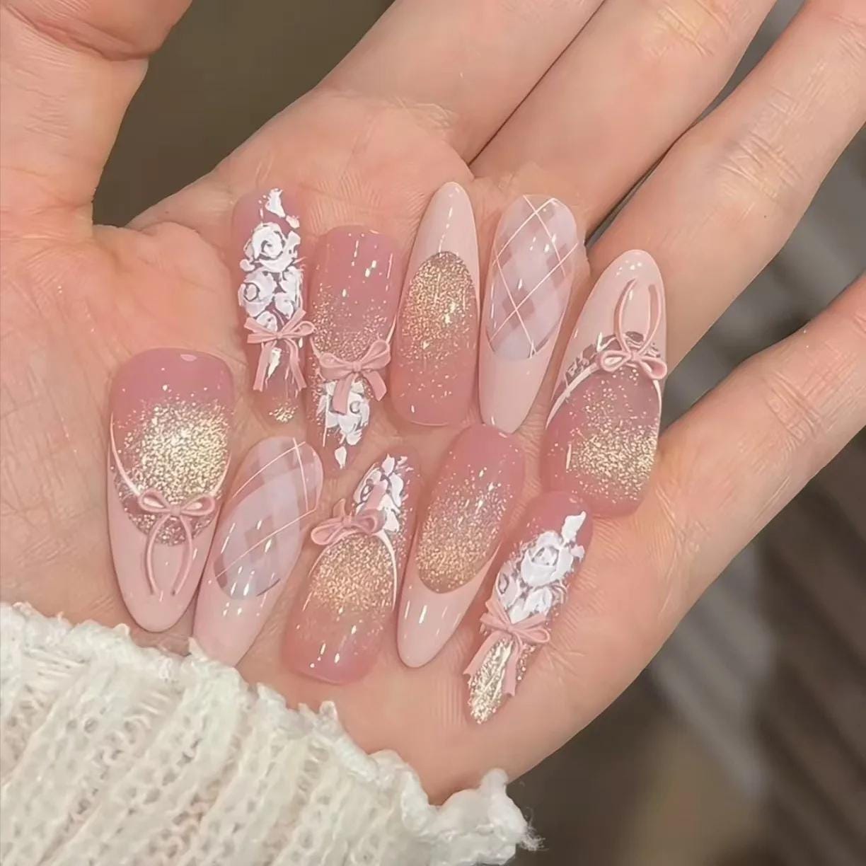 Ya hiciste unas uñas preciosas? Pues lúcete como se debe con las nuevas  mangas perladas con encaje de Lovely Nails 🤍📸 Son blancas, elegantes, con  un toque romanticón, y perfectas para que, image size:1224x1224