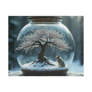 以下が含まれることがあります： ガラス瓶の中に雪が積もった盆栽の木と小さなオオカミが描かれたジグソーパズル。木の枝は雪で覆われています。瓶は茶色の台座の上にあり、背景はぼやけた冬の風景です。