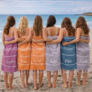 Puede incluir: Un juego de tres tazas de cerámica con un acabado mate moteado. Las tazas son de color crema, gris claro y gris oscuro. Cada taza tiene un diseño simple y minimalista y un asa redondeada.