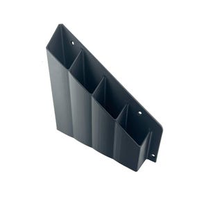 Puede incluir: Un organizador de escritorio gris oscuro en ángulo con cuatro compartimentos. El organizador está hecho de un material sólido y tiene un diseño elegante y moderno. Cuenta con una serie de divisores verticales para separar elementos. Diseñado para documentos, archivos o material de oficina.
