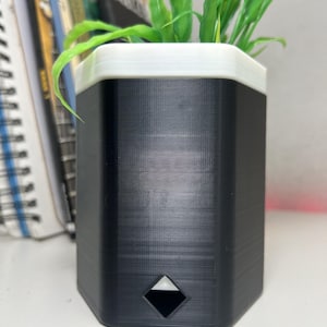 Cache-pot hexagonal imprimé en 3D : jardinière d&#39;intérieur moderne avec système de drainage