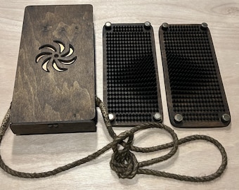 Tabla Sadhu ergonómica con incrustaciones de cobre / Pirámide de madera con masajeador de acupresión y reflexología