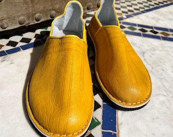 Babuchas de cuero marroquí hechas a mano: calzado artesanal para hombre.