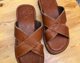 Sandálias marroquinas de couro feitas à mão, chinelos de couro tradicionais para homem, sapatos berberes de bico aberto.