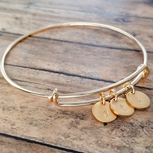 Pulsera con inicial de oro, brazalete con inicial de oro personalizado, brazalete con letras, pulsera con disco, pulsera delicada