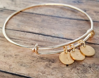 Bracelet jonc en or avec initiales : bracelet lettre disque personnalisé