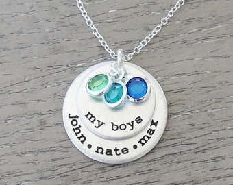 Collier personnalisé « Mes garçons » estampé à la main avec pierres de naissance