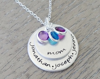 Collar personalizado para mamá: nombres y piedras de nacimiento estampados a mano