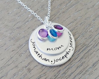 Collar personalizado para mamá: nombres y piedras de nacimiento estampados a mano