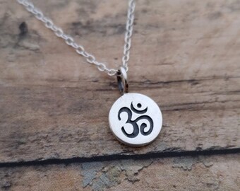 Om-halsband i sterlingsilver: Yoga Namaste-hänge