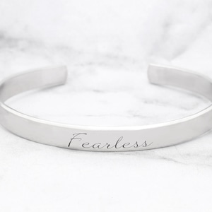 Fearless Manschettarmband: Motiverande smyckespresent