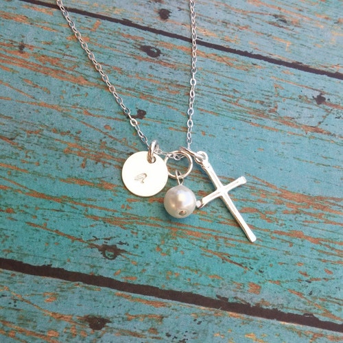 Sterlingzilveren kruisketting met gepersonaliseerde initiaal en parel - handgestempelde sieraden