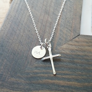Collar de cruz de plata de ley con encanto de disco inicial personalizado, joyería diaria simple, cristiano, bautismo, comunión, regalo de confirmación
