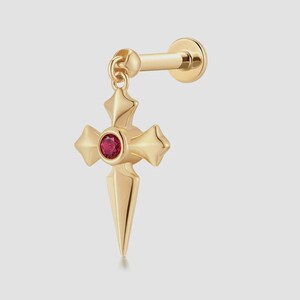 Op de afbeelding: Een set van drie keramische mokken met een gespikkelde, matte afwerking. De mokken zijn in de kleuren crème, lichtgrijs en donkergrijs. Elke mok heeft een eenvoudig, minimalistisch ontwerp en een afgeronde handgreep.