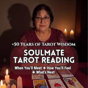 Könnte beinhalten: Eine Person mit dunklem Haar und Brille sitzt an einem Tisch mit Tarotkarten. Der Text lautet: +50 YEARS OF TAROT WISDOM, SOULMATE TAROT READING, When You'll Meet, How You'll Feel, What's Next. Die Szene ist in einer dunklen Umgebung von Kerzen beleuchtet.