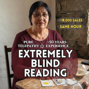 Könnte beinhalten: Eine Frau mit Brille und Davidstern-Halskette sitzt an einem Holztisch. Der Text auf dem Bild lautet: "PURE TELEPATHY +50 YEARS EXPERIENCE EXTREMELY BLIND READING" und "+18.000 SALES SAME HOUR". Tarotkarten und eine Sanduhr sind zu sehen.