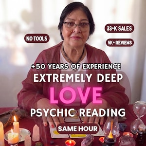 Pode incluir: Pessoa de cabelo escuro com &oacute;culos e blusa bord&ocirc;, atr&aacute;s de uma mesa com cartas de tarot, velas e cristais. Texto: NO TOOLS, 33+K SALES, 5K+ REVIEWS, +50 YEARS OF EXPERIENCE, EXTREMELY DEEP LOVE PSYCHIC READING, SAME HOUR.