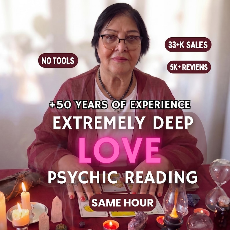 Pode incluir: Pessoa de cabelo escuro com &oacute;culos e blusa bord&ocirc;, atr&aacute;s de uma mesa com cartas de tarot, velas e cristais. Texto: NO TOOLS, 33+K SALES, 5K+ REVIEWS, +50 YEARS OF EXPERIENCE, EXTREMELY DEEP LOVE PSYCHIC READING, SAME HOUR.