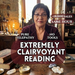 Może przedstawiać: Zestaw trzech ceramicznych kubków z nakrapianym, matowym wykończeniem. Kubki są w odcieniach kremu, jasnoszarym i ciemnoszarym. Każdy kubek ma prosty, minimalistyczny design i zaokrąglony uchwyt.