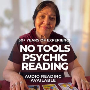 Puede incluir: Una persona de cabello oscuro viste una camisa oscura y una bufanda granate, con las manos sobre una mesa con tres cartas del tarot. El texto dice: 50+ YEARS OF EXPERIENCE, NO TOOLS PSYCHIC READING, AUDIO READING AVAILABLE.