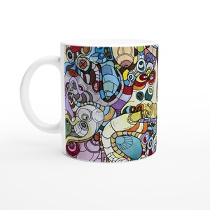 Könnte beinhalten: Weiße Keramik-Tasse mit einem farbenfrohen abstrakten Design. Das Kunstwerk zeigt wirbelnde Formen und Muster in Blau-, Gelb-, Rot-, Lila- und Brauntönen. Die Tasse hat einen Standardgriff und eine glänzende Oberfläche.