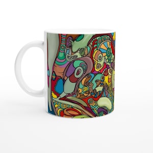 Könnte beinhalten: Ein weißer Keramikbecher mit einem lebendigen, mehrfarbigen abstrakten Design, das sich um die Außenseite erstreckt. Das Muster besteht aus komplexen, fließenden organischen Formen, geschwungenen Linien und kräftigen Flächen in Rot, Blau, Gelb, Grün und Violett.