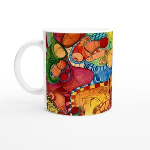 Könnte beinhalten: Ein weißer Keramikbecher mit einem lebendigen, mehrfarbigen abstrakten Design, das die gesamte Außenfläche bedeckt. Das Kunstwerk besteht aus überlappenden organischen Formen, komplexen Linienführungen und einer Palette aus Rot, Orange, Gelb, Grün und Blau.