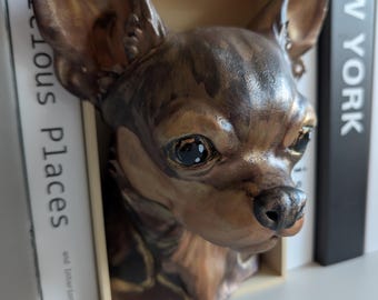 Chihuaua Buchregal Diorama: Geschenk für Hundeliebhaber, Bücherregal Dekoration - handbemalt - unikat