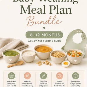 Op de afbeelding: Een digitale flyer voor een Baby Weaning Meal Plan Bundle 6-12 Months door COSYMAMAPLANS. Het toont vijf beige kommen gevuld met puree en vingerfood, een houten lepel en een saliegroen siliconen slabbetje. Tekst bevat Age-by-age feeding guide.