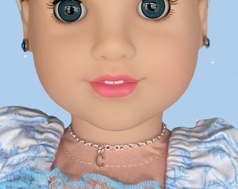 Collar con inicial delicada para muñeca American Girl de 18 pulgadas en color plata.