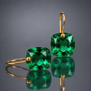 Brincos pendentes em ouro 14K com esmeralda colombiana, lapidação almofada verde, pedra do mês de maio.