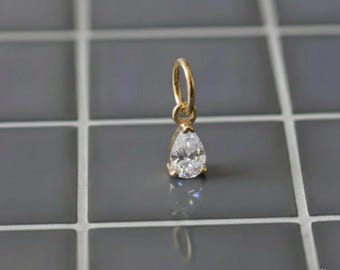Ciondolo solitario in oro massiccio 14 carati con diamante creato in laboratorio, ideale per la creazione di gioielli.