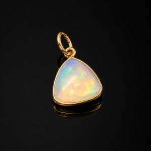 Colgante artesanal con dije de ópalo etíope en oro macizo de 14k.