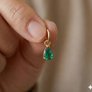 Pingente artesanal em ouro maciço 14k com esmeralda em formato de pera, medindo 6 x 4 mm.