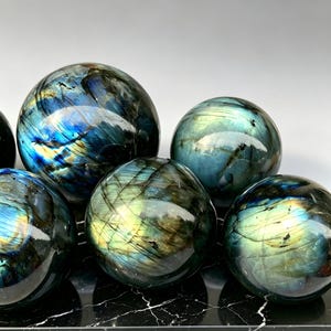 Esfera de labradorita natural, bola de cristal tallada a mano, labradorita curativa para protección y trabajo espiritual.