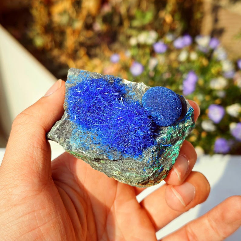 Exhibición artística de cristal crudo de dos tamaños con combinación de minerales de azurita y zeolita imagen 10